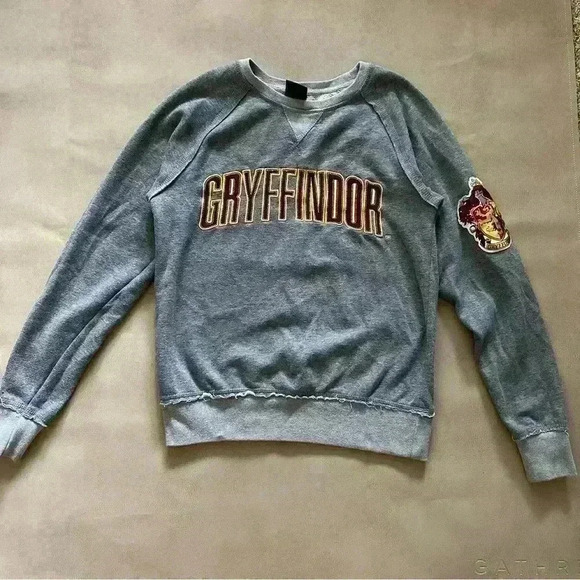 Authentic Universal Studios Harry Potter Gryffindor House sweatshirt Crewneck - Picture 2 of 9